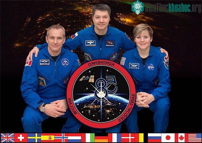 Phi hành gia NASA Anne McClain, chỉ huy người Nga Oleg Kononenko và kỹ sư máy bay người Canada David Saint-Jacques.