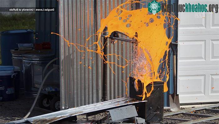 Một số vụ nổ xảy ra tự nhiên, một số thì khác thì cần dùng búa kích thích.