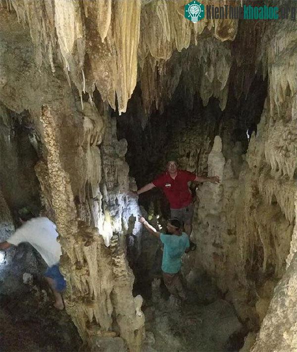 Hệ thống hang động với vẻ đẹp hoang sơ và hình thù kỳ lạ