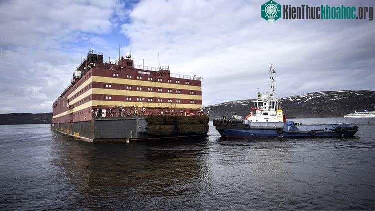 Nhà máy điện hạt nhân (NPP) nổi đầu tiên trên thế giới do Nga xây dựng có tên gọi "Akademik Lomonosov"
