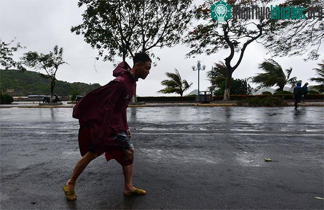Sau khi khu vực tâm bão đi qua chừng 2 giờ, người dân bắt đầu đi lại dù gió còn thổi mạnh.