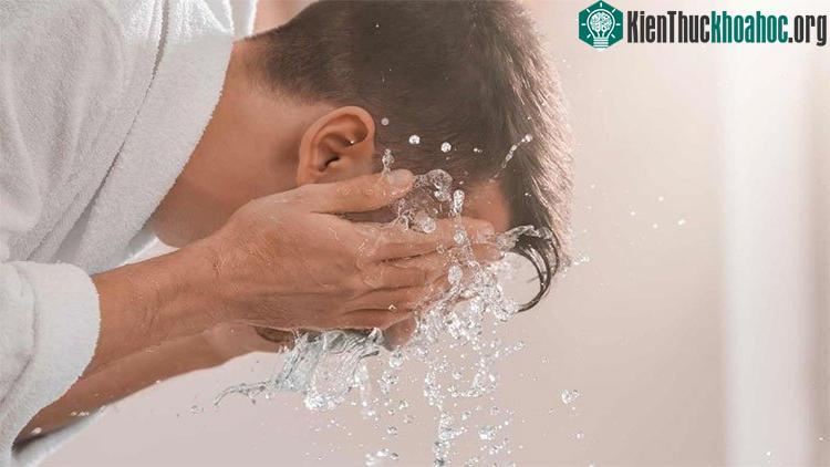 Chỉ cần một phần cơ thể của bạn ướt và lạnh là đủ để phản ứng xảy ra.
