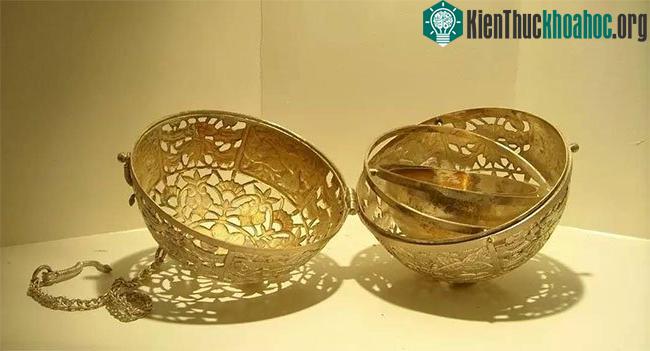Bên ngoài lư hương có hoa văn phức tạp, bên trong có thể đựng than nóng.