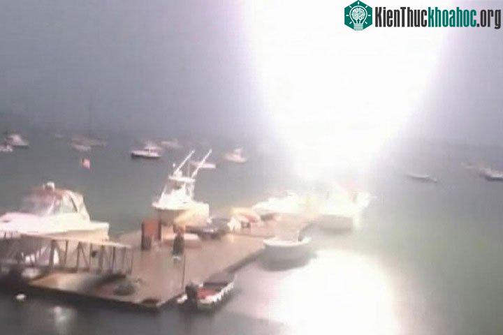 Vụ sét đánh tạo ra âm thanh và cầu lửa lớn.