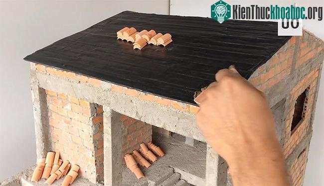 Mái gỗ đã đổ keo phủ nilong hoặc giấy dầu để chống thấm.