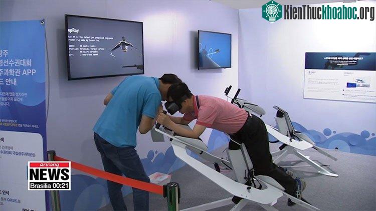 Nhờ các thiết bị công nghệ thực tế ảo, mọi người có thể học bơi, trải nghiệm cảm giác lặn sâu