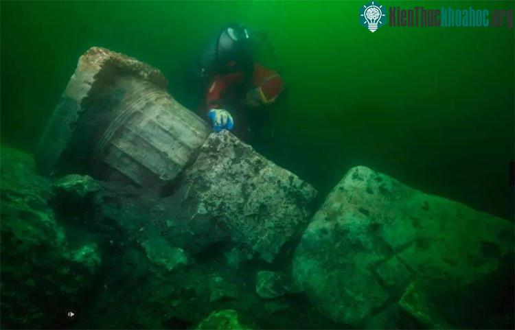 Cột chống của một công trình cổ trong thành phố Heracleion.