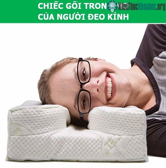 Chiếc gối trong mơ của người đeo kính