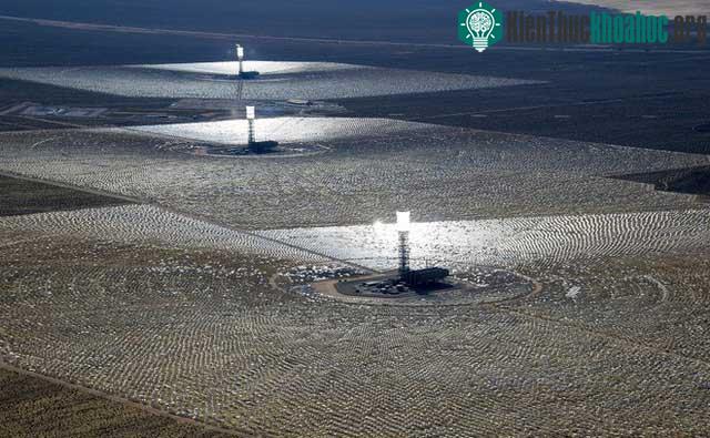 Hệ thống tạo điện từ năng lượng Mặt Trời đặt tại California.