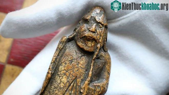 Quân xe Lewis sẽ được bán đấu giá tại hãng Sotheby's ở London vào ngày 2/7 tới. (Ảnh: Getty).
