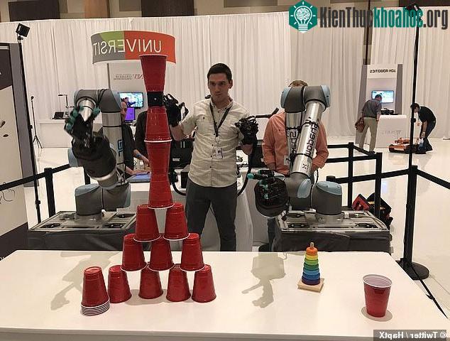 Jeff Bezos "khoe" cánh tay robot đủ tinh tế để chơi rubik ảnh 1