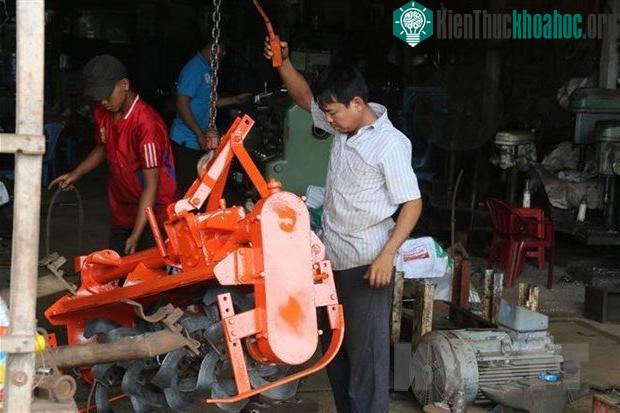 Ông mạnh dạn nghiên cứu, chế tạo những sản phẩm mà nông dân đang cần cho canh tác.