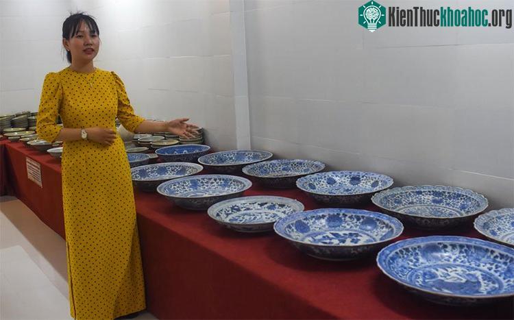 Hiện vật trưng bày được khai quật từ các tàu cổ đắm trên các vùng biển từ Quảng Nam đến Cà Mau.
