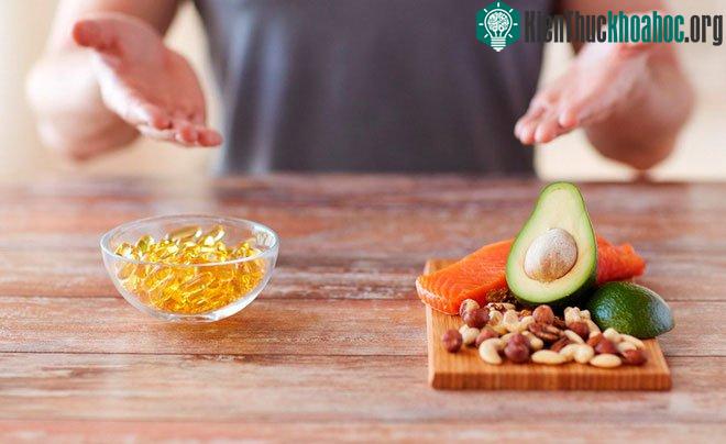 Cùng là các chất giống hệt nhau, vitamin và khoáng chất trong thực phẩm có lợi, còn trong những viên nang lại vô dụng.