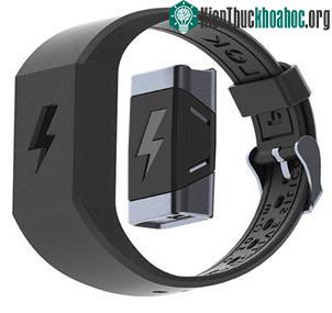 Vòng đeo Pavlok sẽ phát ra dòng điện, khiến người đeo bị đau khi họ thực hiện một hành vi xấu nào đó.