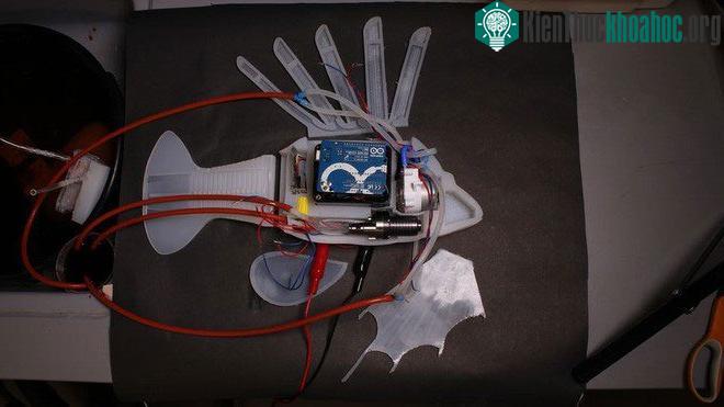 Các nhà khoa học đã sử dụng pin dạng lỏng thay cho chất lỏng thủy lực để di chuyển robot.