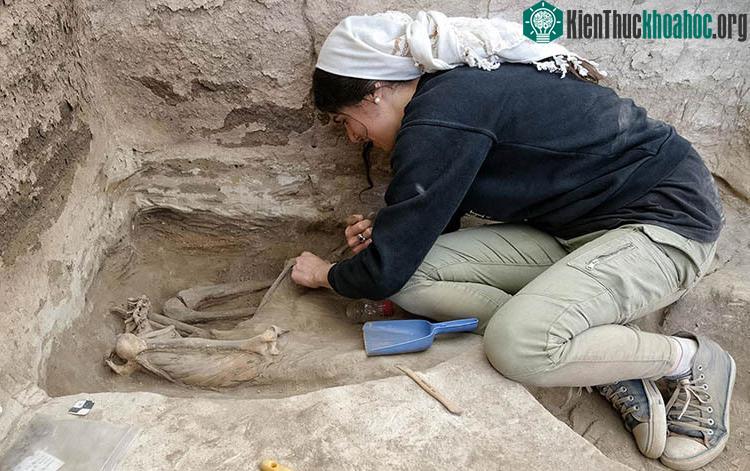Nhà nghiên cứu Nada Elias khai quật một bộ xương người trưởng thành tại Çatalhöyük.