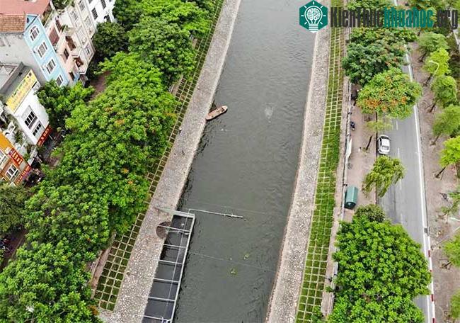 Từ sáng 9/7, Công ty Thoát nước Hà Nội đã cho mở cửa xả hơn 1 triệu mét khối nước từ Hồ Tây ra sông Tô Lịch.