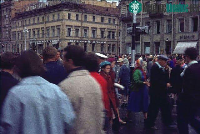Dòng người tập nập trên những con phố của Leningrad.