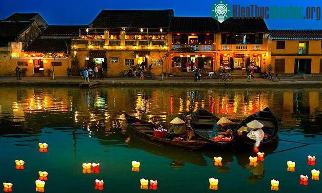Người dân thả đèn trên sông Thu Bồn