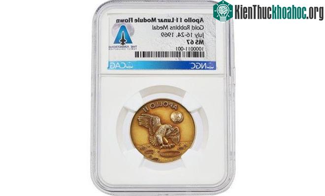Cận cảnh huy hiệu vàng Apollo 11 của Neil Armstrong. (Ảnh: Heritage Auctions).