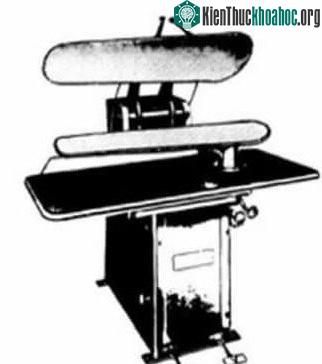 Chiếc máy phục vụ cho việc giặt khô.