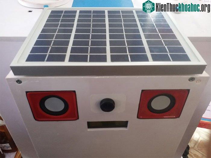 Pin năng lượng mặt trời cấp vào mạch sạc, sạc cho ắc quy.