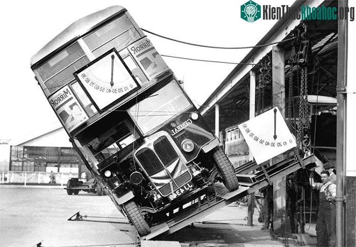 Xe buýt hai tầng chịu nghiêng 28 độ trong bài kiểm tra tháng 4/1933.