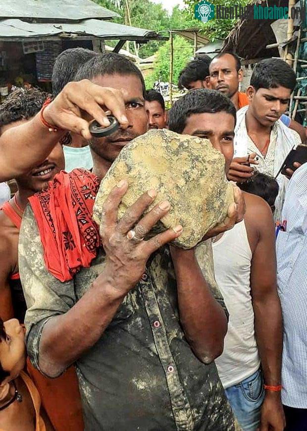 Vật thể nghi là thiên thạch nặng khoảng 15kg. (Ảnh: AFP).