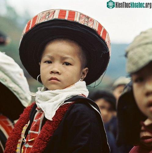 Phút đăm chiêu của em bé dân tộc miền núi.