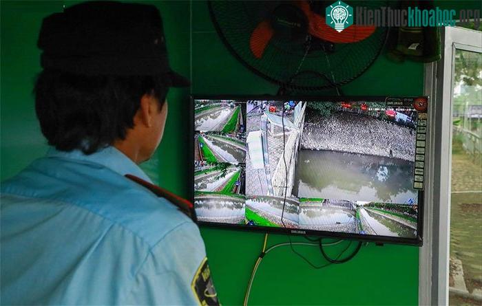 Tại đây có lắp camera giám sát 24/24 và nhân viên bảo vệ túc trực đường điện, bảo vệ 4 chiếc máy.