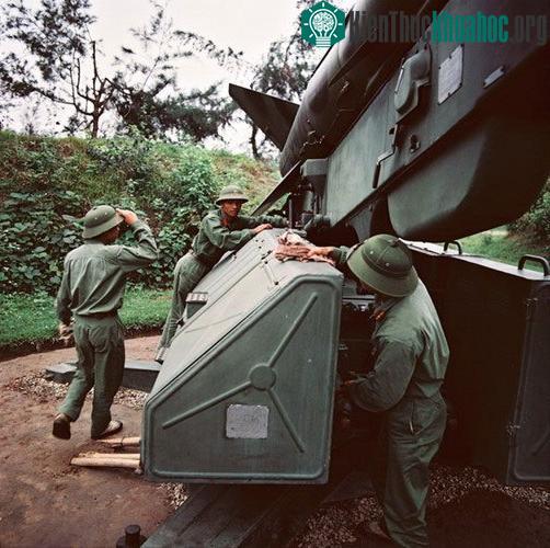 Các chiến sĩ bên bệ phóng tên lửa phòng không.