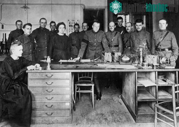 Giáo sư Marie Curie (phải) đang làm việc tại một phòng thí nghiệm ở trường đại học Paris.