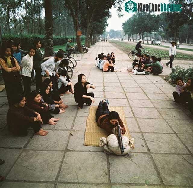 Tập quân sự ngay trên đường phố.