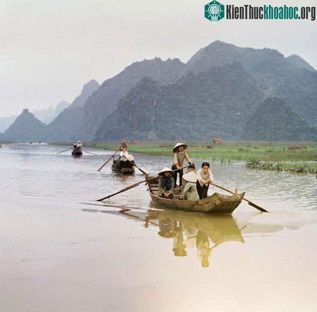 Người dân di chuyển bằng đò trên suối Yến, khu vực chùa Hương.