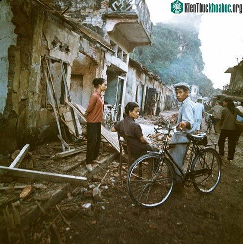 Một khu phố bị bom Mỹ tàn phá.