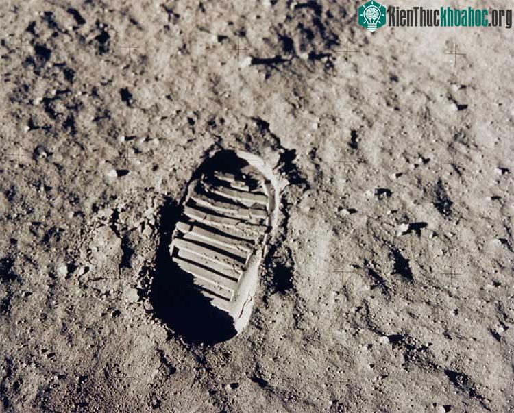 Dấu giày của Buzz Aldrin trên Mặt Trăng.