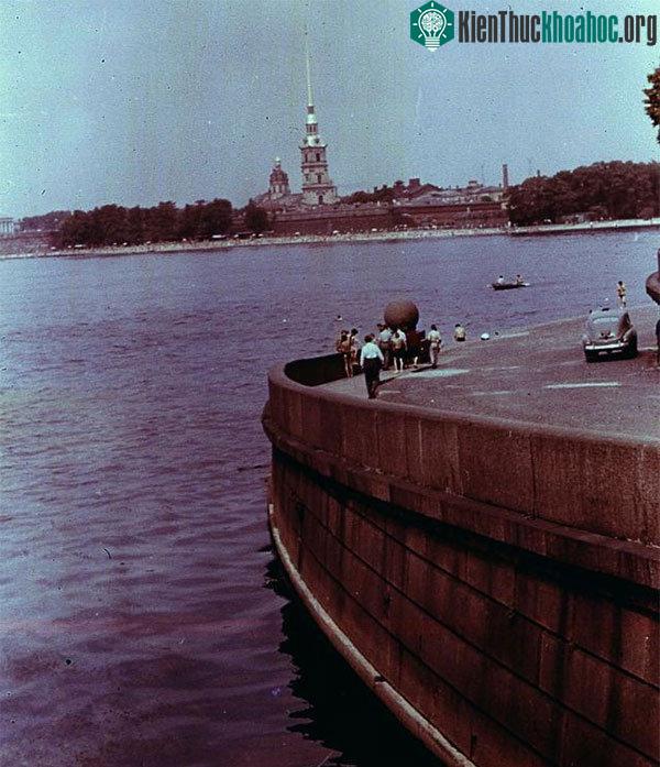 Quang cảnh bên bờ sông Neva.