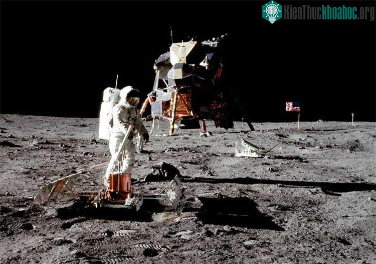 Aldrin triển khai các dụng cụ thí nghiệm địa chấn.