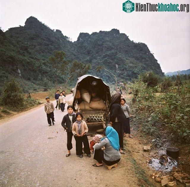 Người dân nghỉ ngơi ven đường trên hành trình sơ tán.