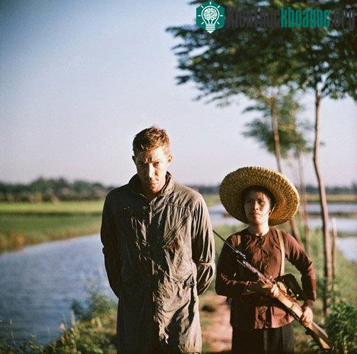 Nữ dân quân áp giải anh chàng "giặc lái".