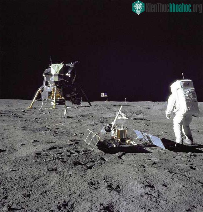 Buzz Aldrin đứng bên thiết bị đo địa chấn Mặt Trăng.