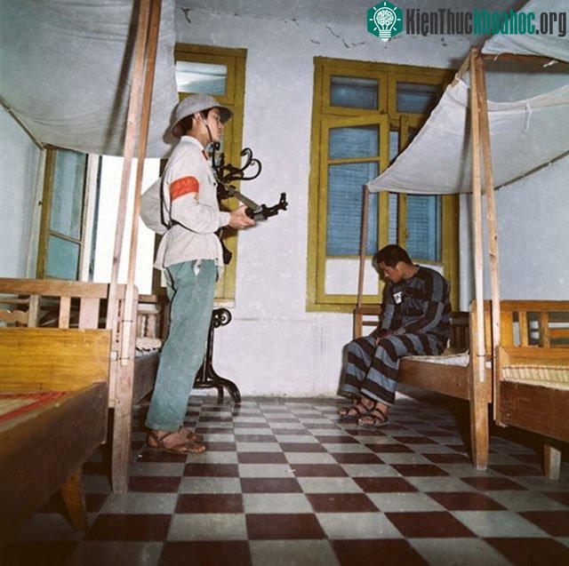 Canh giữ một gián điệp thâm nhập vào miền Bắc.