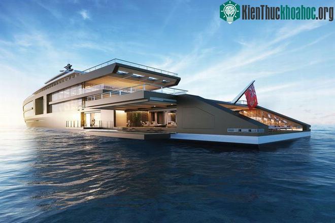 Phần thân trước tàu rất thuận tiện cho các du khách ưa thích lặn biển và khám phá.