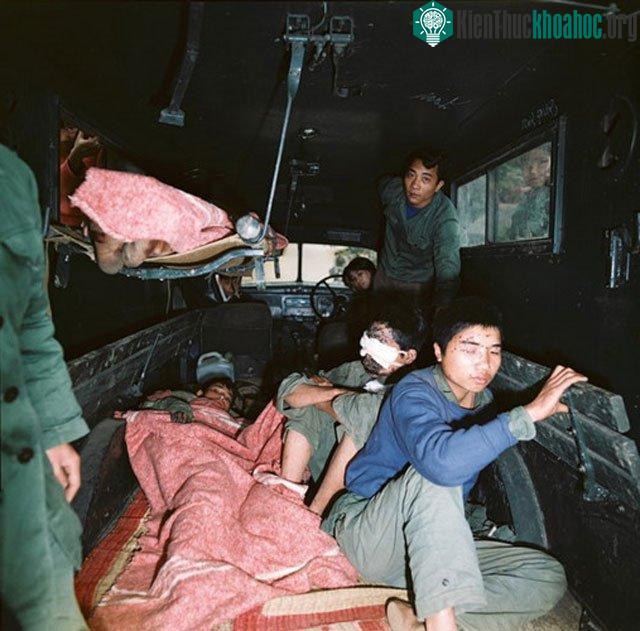 Trên một xe chở thương binh.