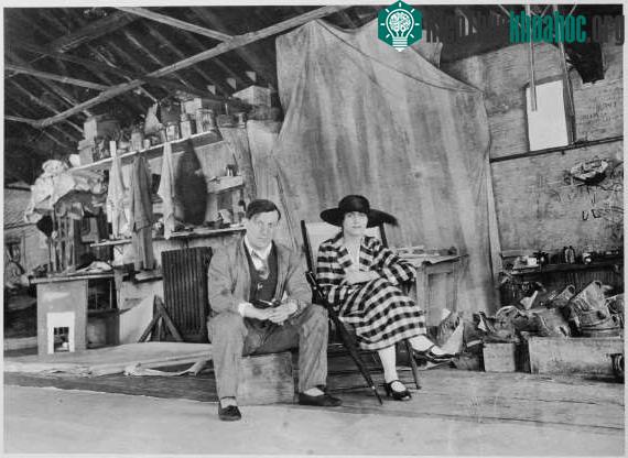 Danh họa Pablo Picasso và Olga Khokhlova tại một xưởng vẽ ở London, Anh.
