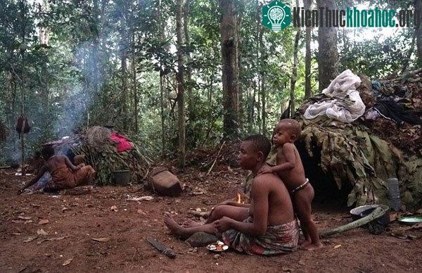 Ở đây, chẳng ai được đi học hay có cơ hội tiếp cận với thế giới bên ngoài.