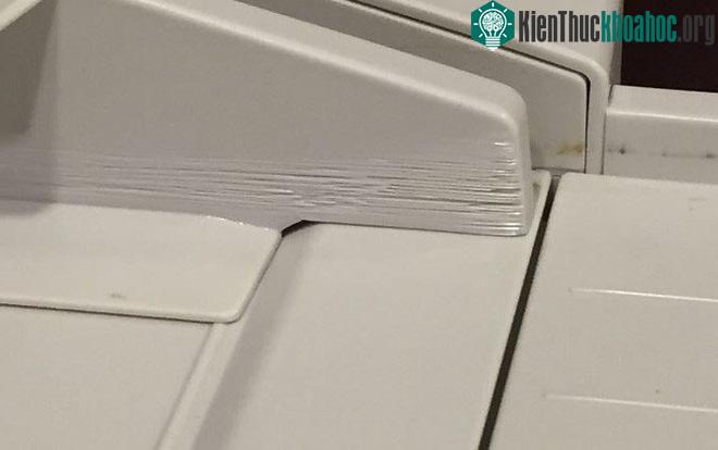 Chiếc máy fax sau 10 năm bị giấy cứa