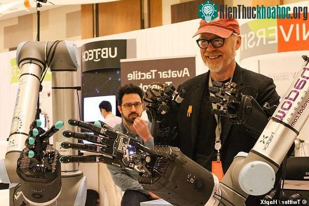 Jeff Bezos "khoe" cánh tay robot đủ tinh tế để chơi rubik