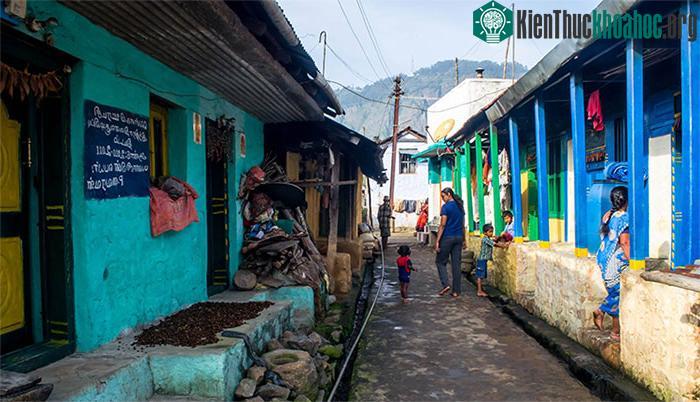 Cư dân của Vellagavi đã tuân theo chính sách "không giày dép" này từ thời xa xưa.